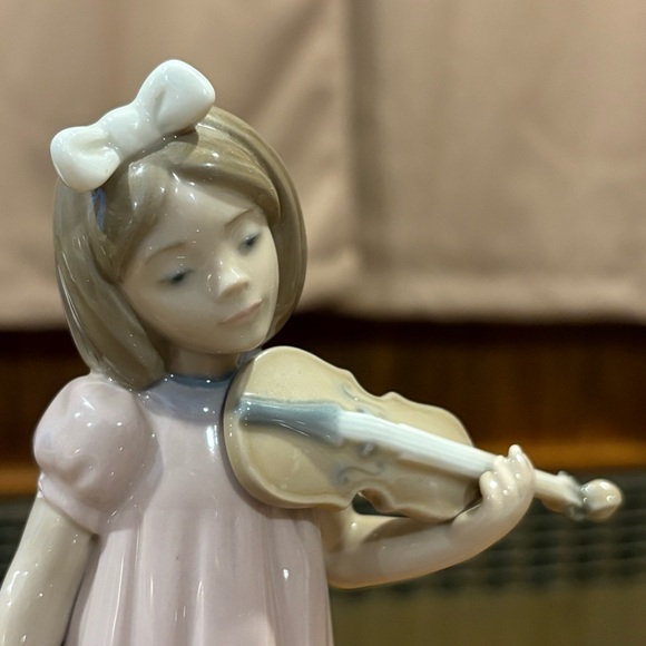 NAO "Girl with Violin" Retired figurine #1034 - Picture 6 of 7